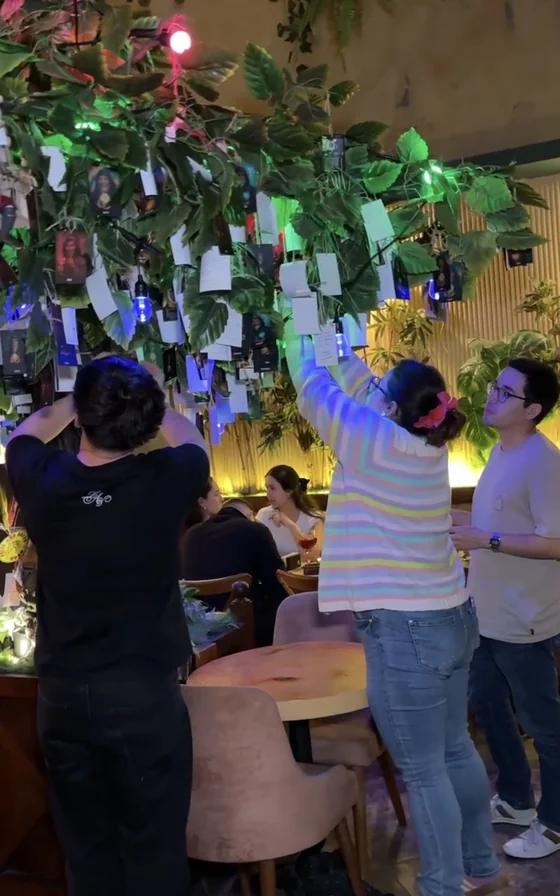 Cuélgalo en el árbol
